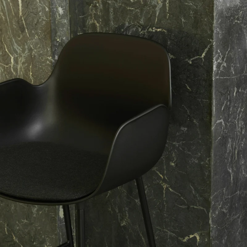 Chaise de bar avec accoudoirs en acier et pp noir 65 cm Form - Normann Copenhagen