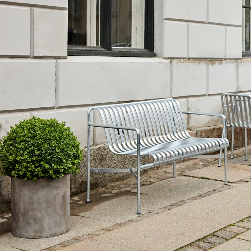 Banc de jardin avec accoudoirs en métal gris galvanisé Palissade - HAY