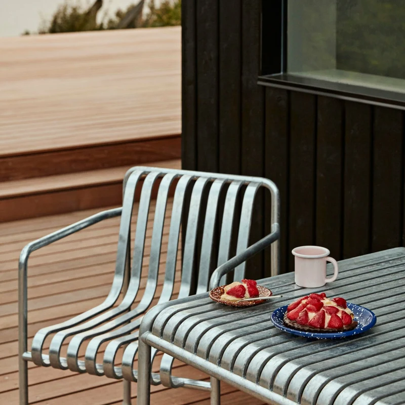 Fauteuil de jardin avec accoudoir en métal gris galvanisé Palissade - HAY