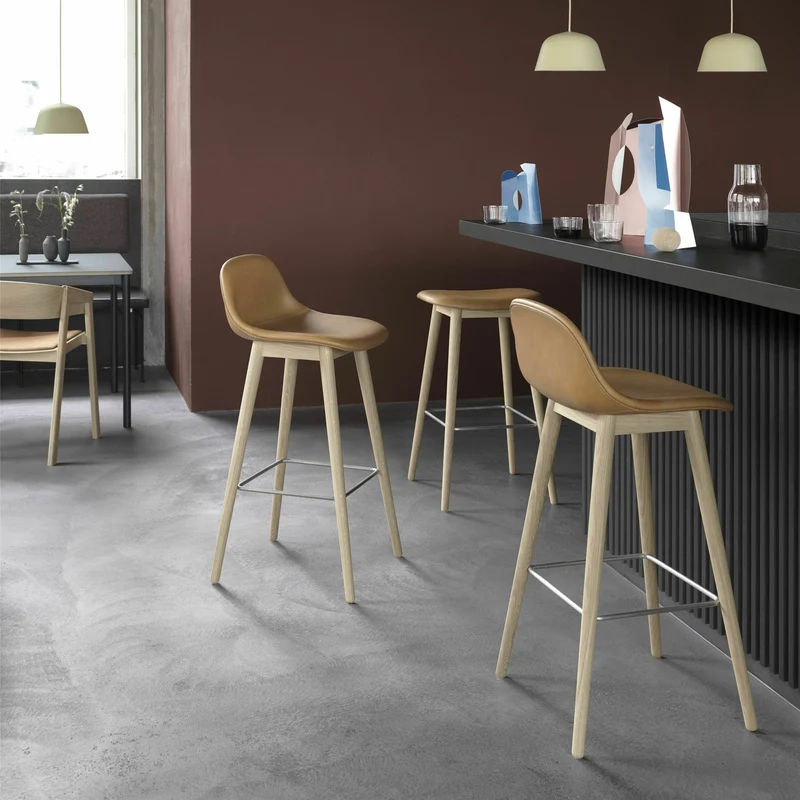 Chaise de bar 65 cm vert pâle piétement en chêne marron Fiber - Muuto