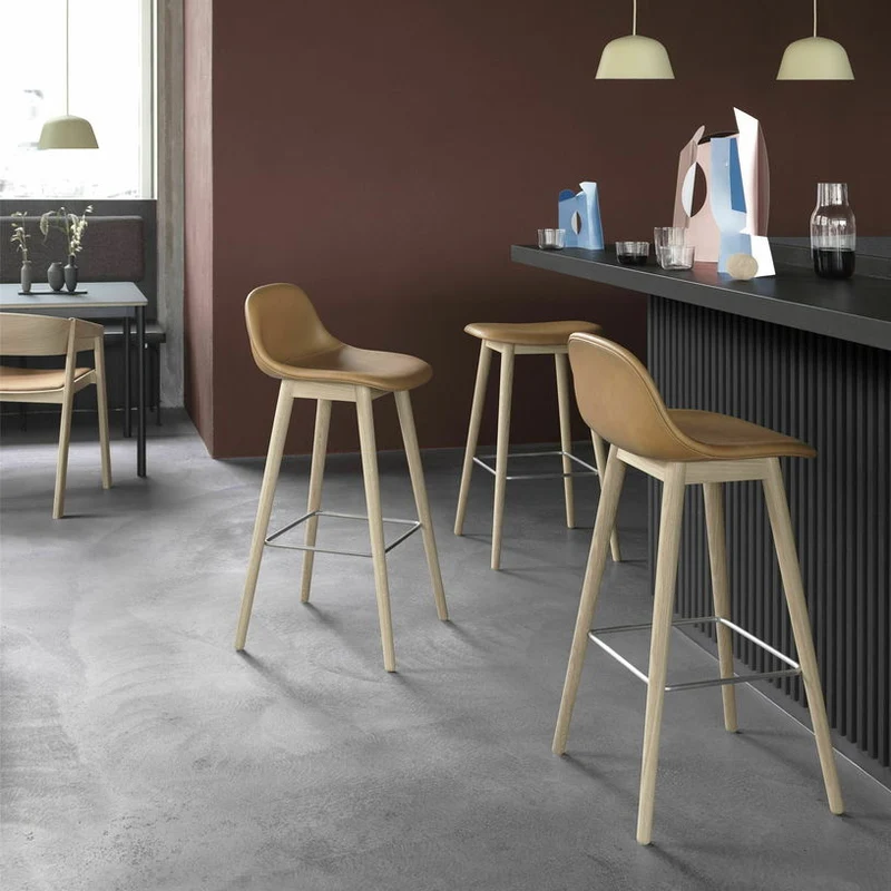 Tabouret de bar 75cm vert pâle piétement en chêne marron Fiber - Muuto