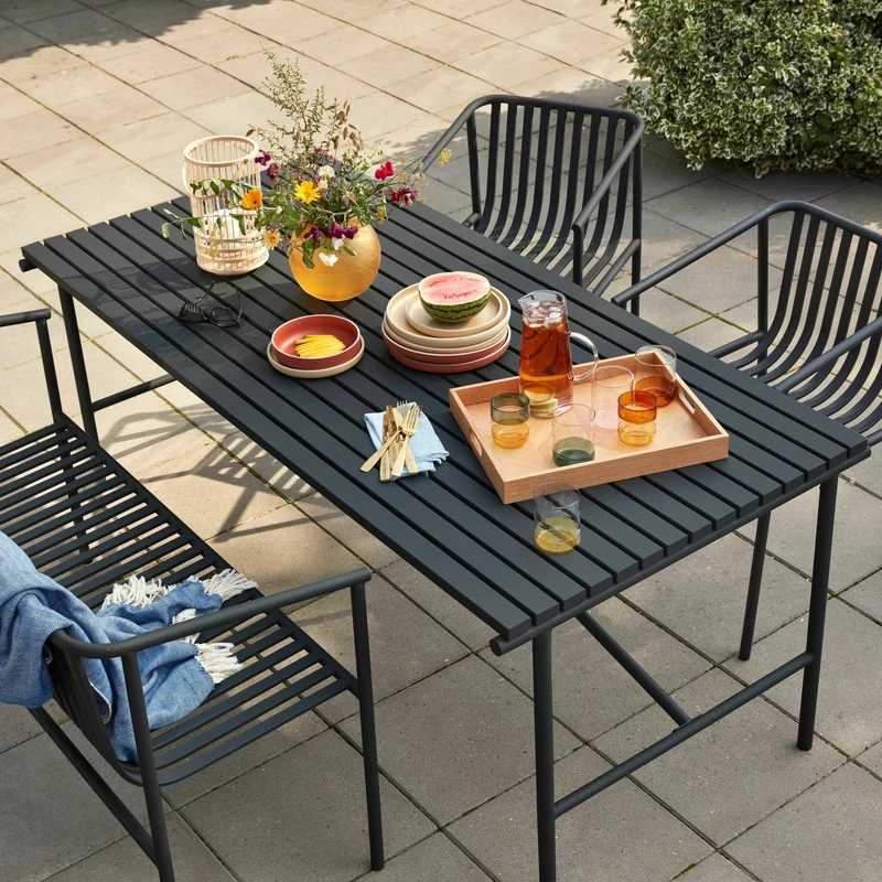 Table à manger de jardin rectangulaire en métal noire - Hübsch