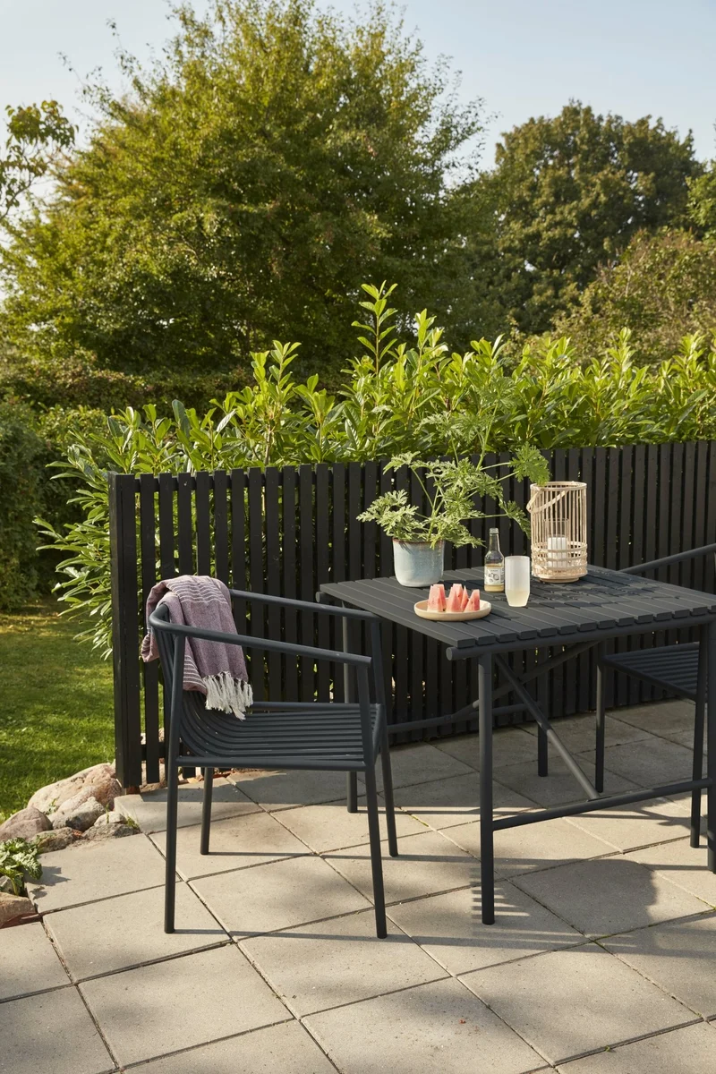Table à manger de jardin carrée en métal noire - Hübsch