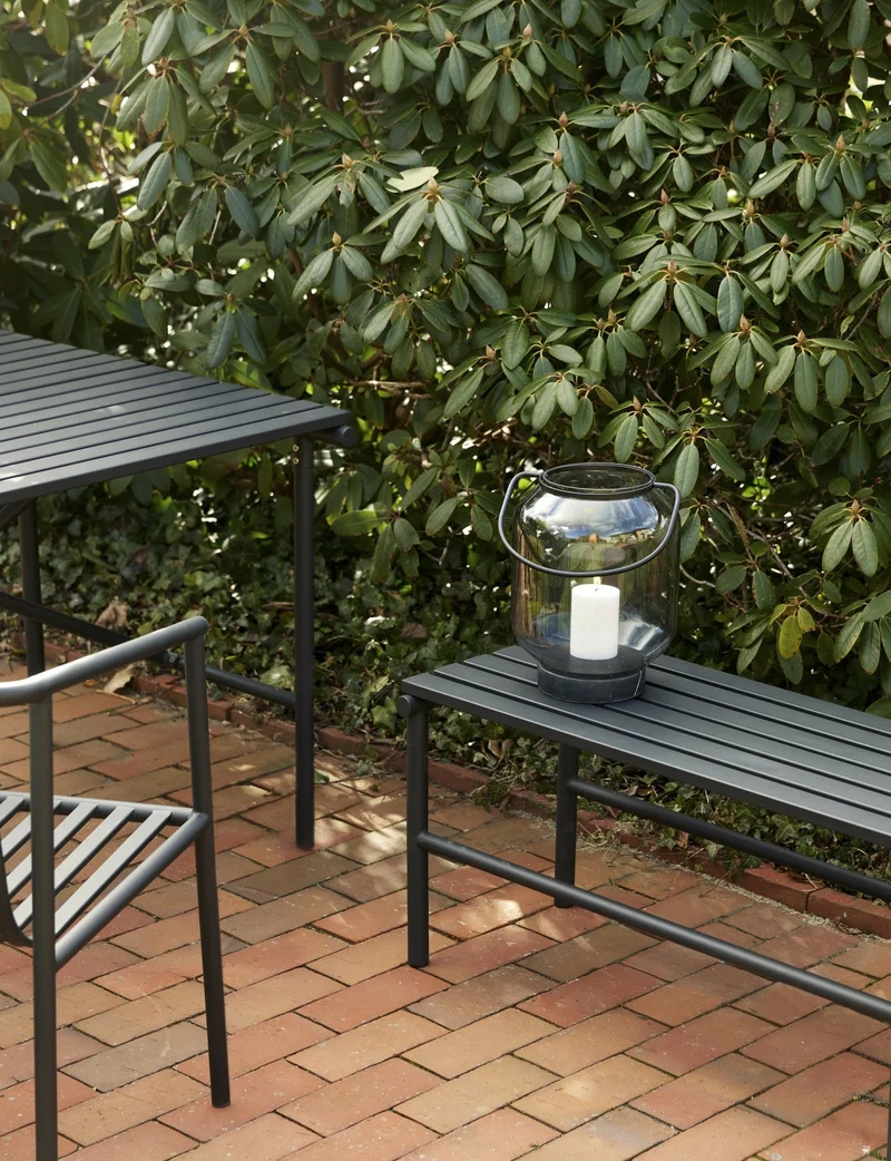 Table à manger de jardin carrée en métal noire - Hübsch