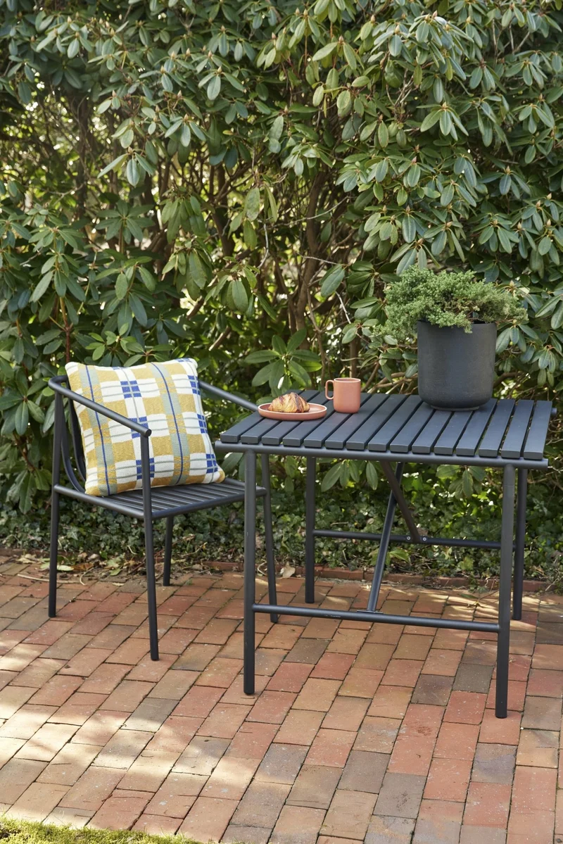 Table à manger de jardin carrée en métal noire - Hübsch