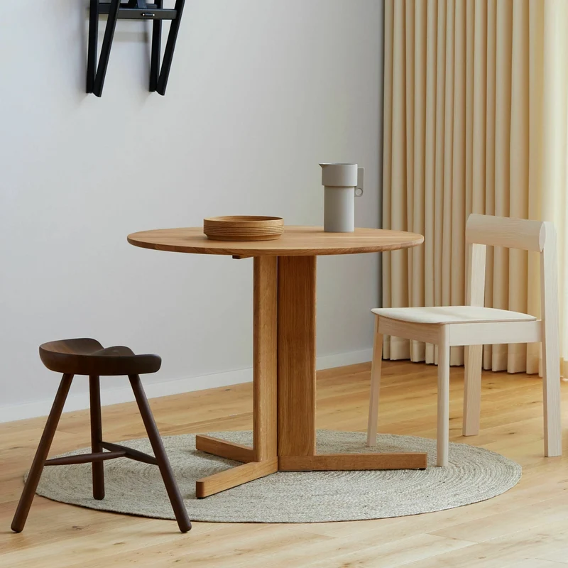 Table ronde en chêne naturel 75 cm Trefoil - Form & Refine