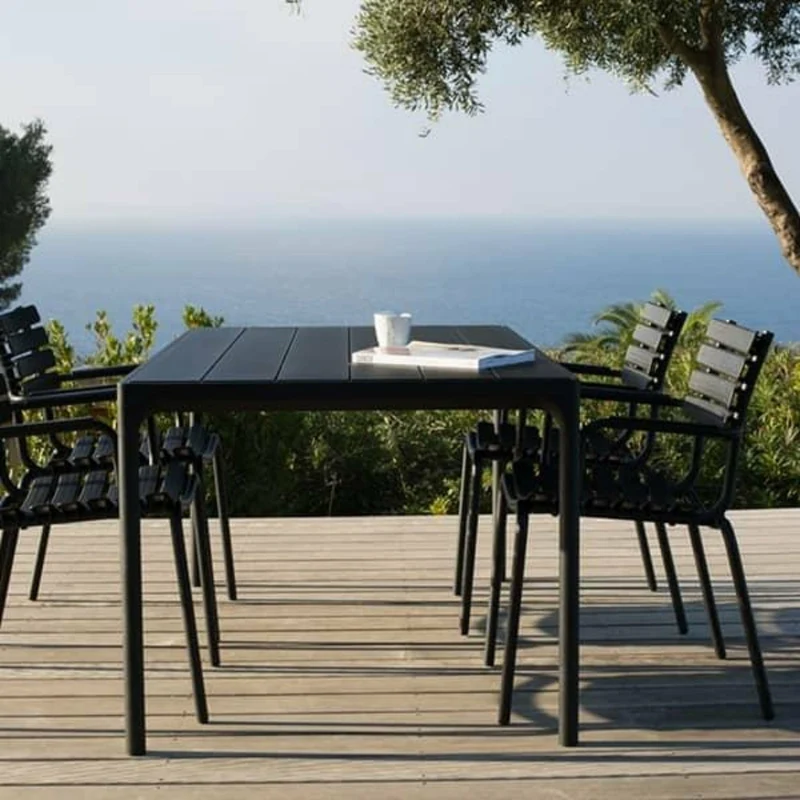 Table carrée en métal noir FOUR - Houe