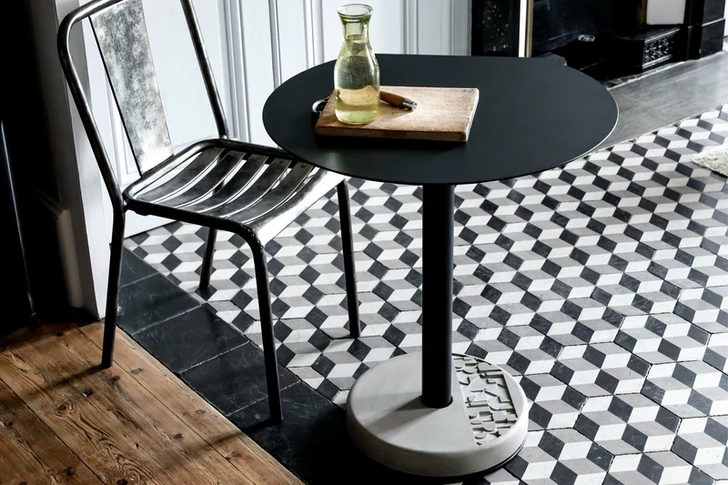 Table de bistro tronquée noire Donut - Lyon Béton