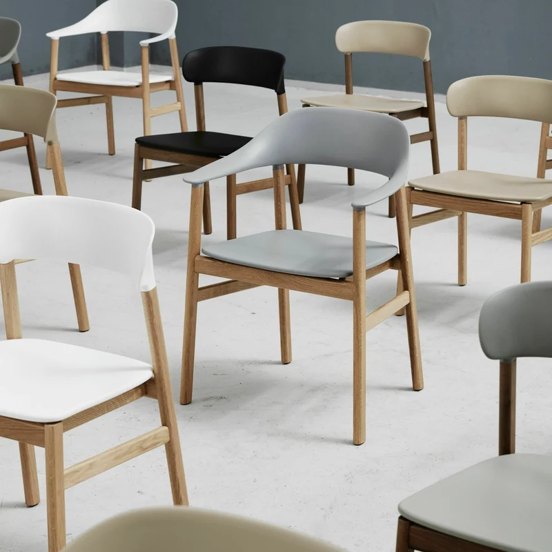 Chaise avec accoudoirs en chêne et polypropylène sable Herit Sand - Normann Copenhagen