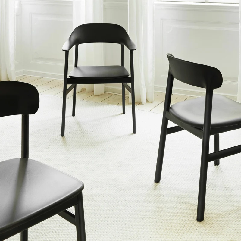 Chaise avec accoudoirs en chêne noir et polypropylène noir Herit noir - Normann Copenhagen