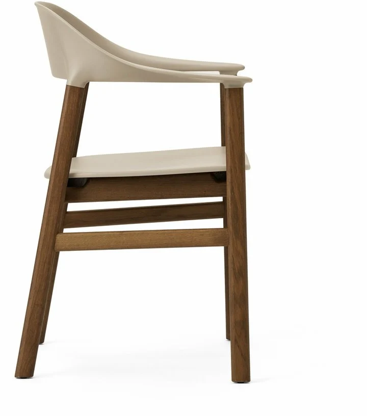 Chaise avec accoudoirs en chêne teinté et polypropylène sable Herit Sand - Normann Copenhagen