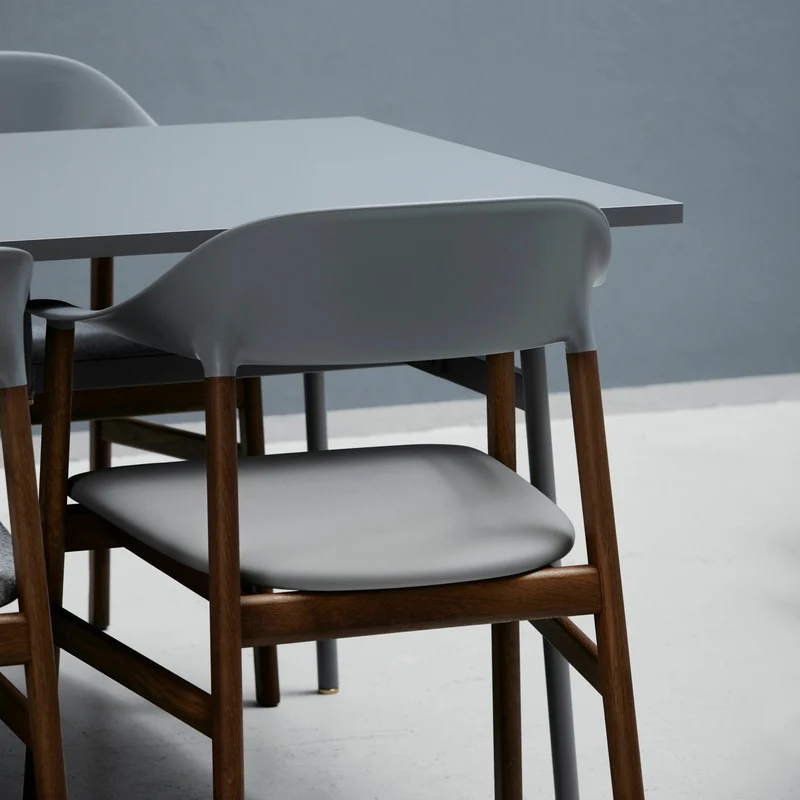 Chaise avec accoudoirs en chêne teinté et polypropylène sable Herit Sand - Normann Copenhagen
