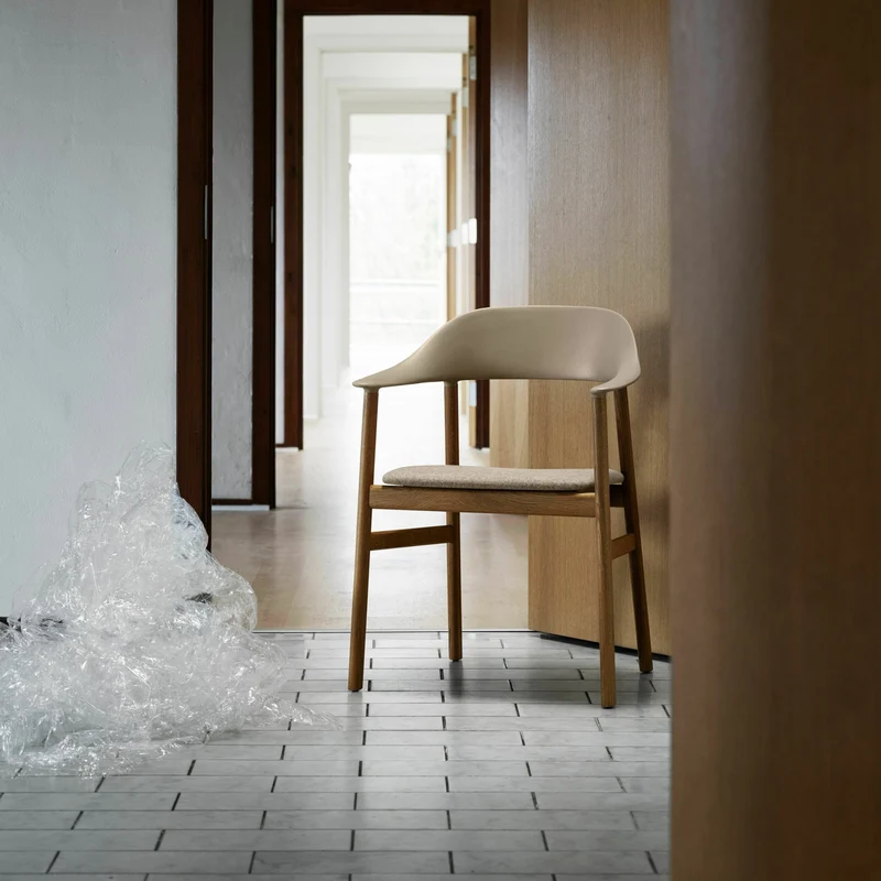 Chaise avec accoudoirs en chêne teinté et polypropylène sable Herit Sand - Normann Copenhagen