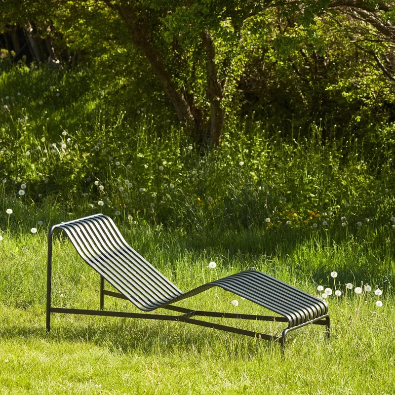 Chaise longue en métal anthracite Palissade - HAY