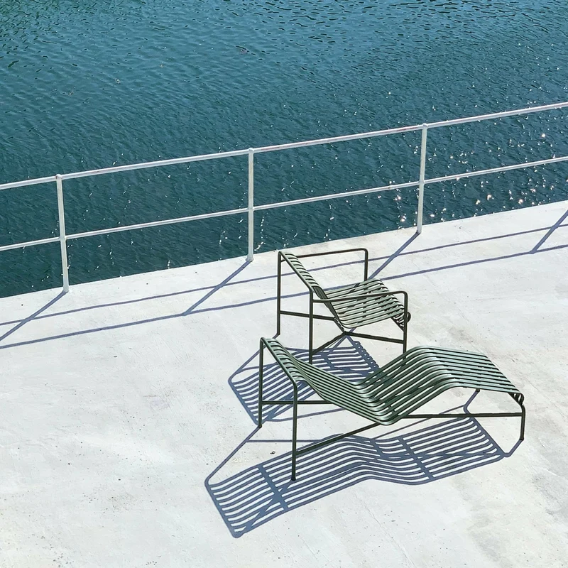 Chaise longue en métal olive Palissade - HAY