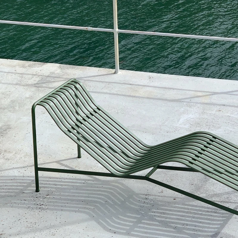 Chaise longue en métal olive Palissade - HAY