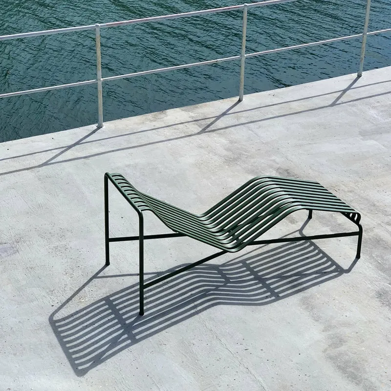 Chaise longue en métal olive Palissade - HAY