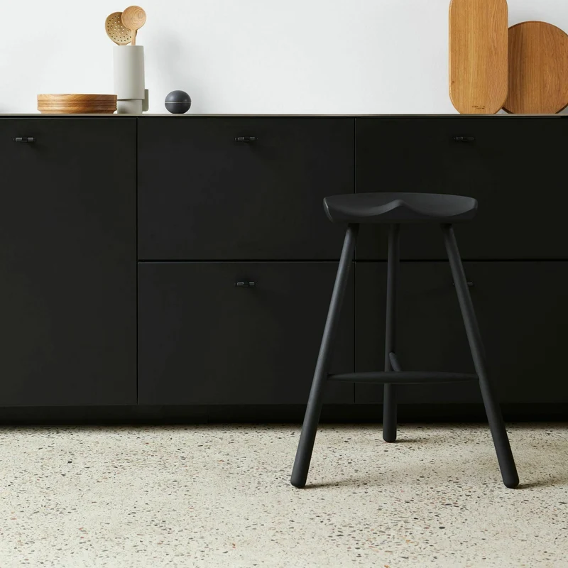 Tabouret de bar en hêtre noir 68 cm Shoemaker - Form & Refine