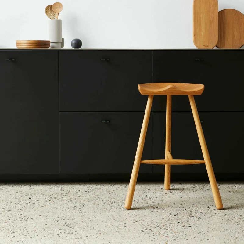 Tabouret de bar en hêtre noir 68 cm Shoemaker - Form & Refine