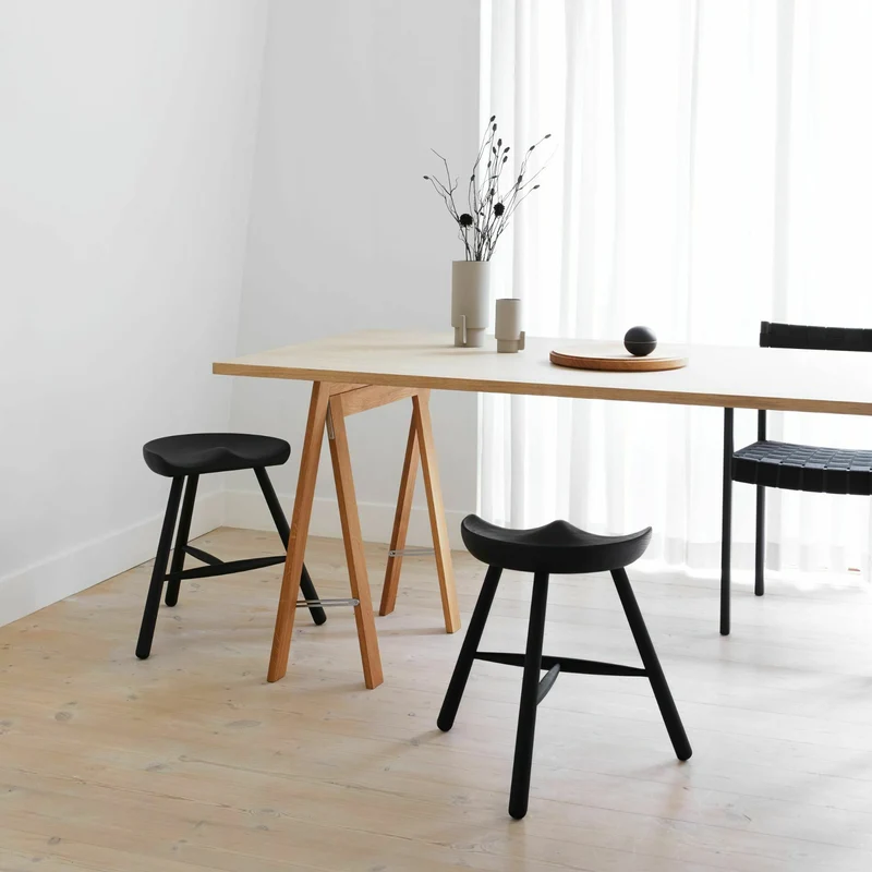 Tabouret en chêne foncé 49 cm Shoemaker - Form & Refine