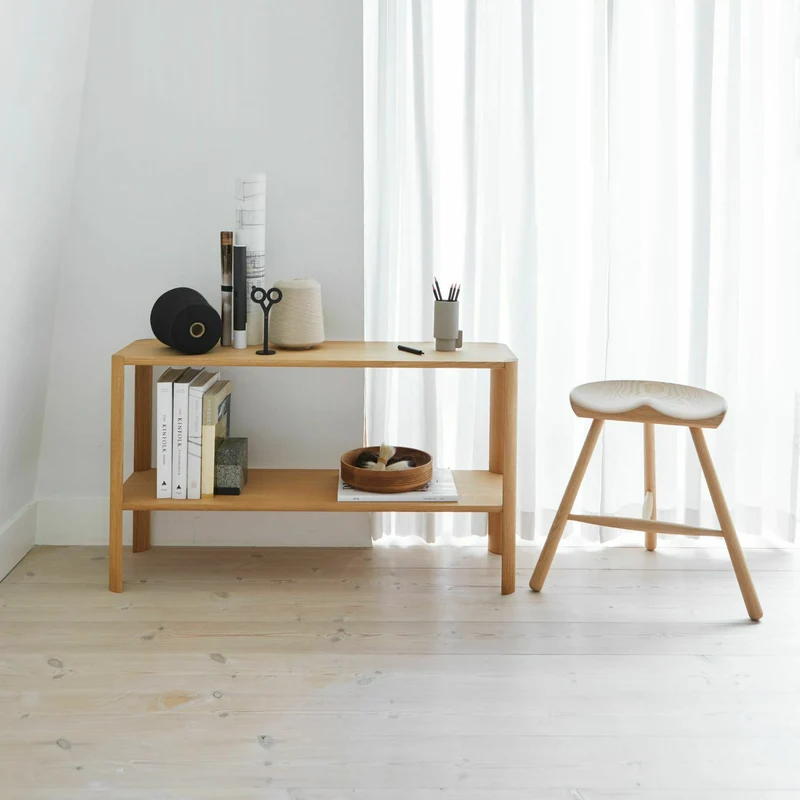 Tabouret en chêne foncé 49 cm Shoemaker - Form & Refine