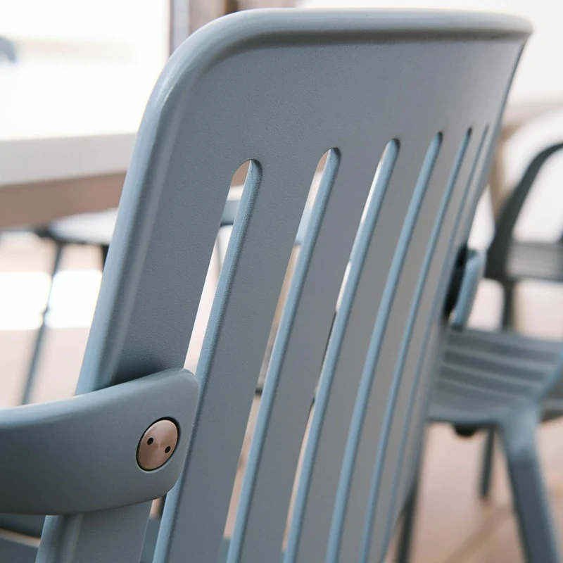 Chaise avec accoudoirs en aluminium bleu ciel Plato - Magis