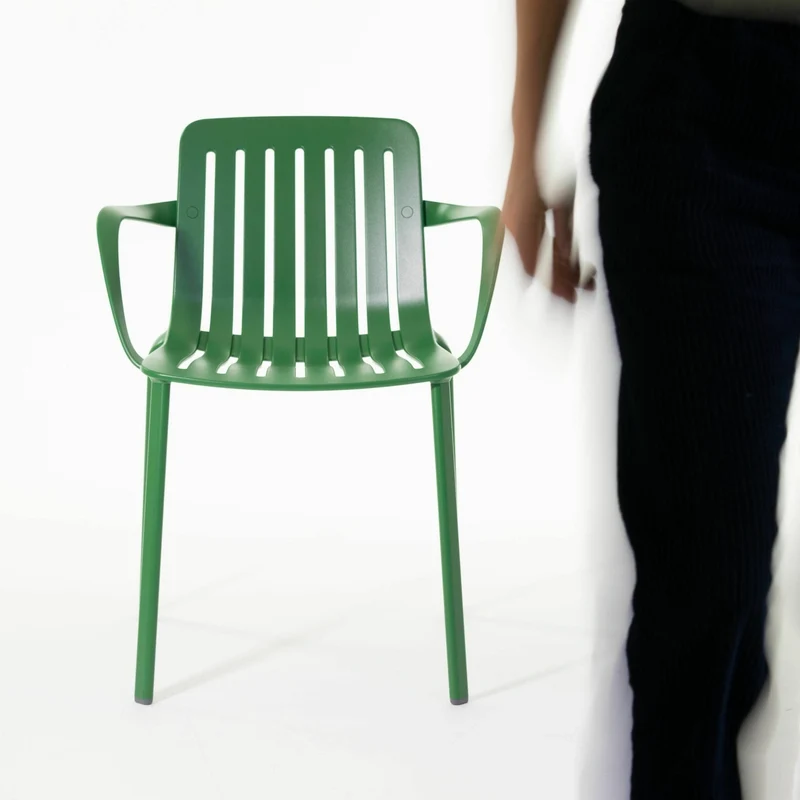 Chaise avec accoudoirs en aluminium noir Plato - Magis