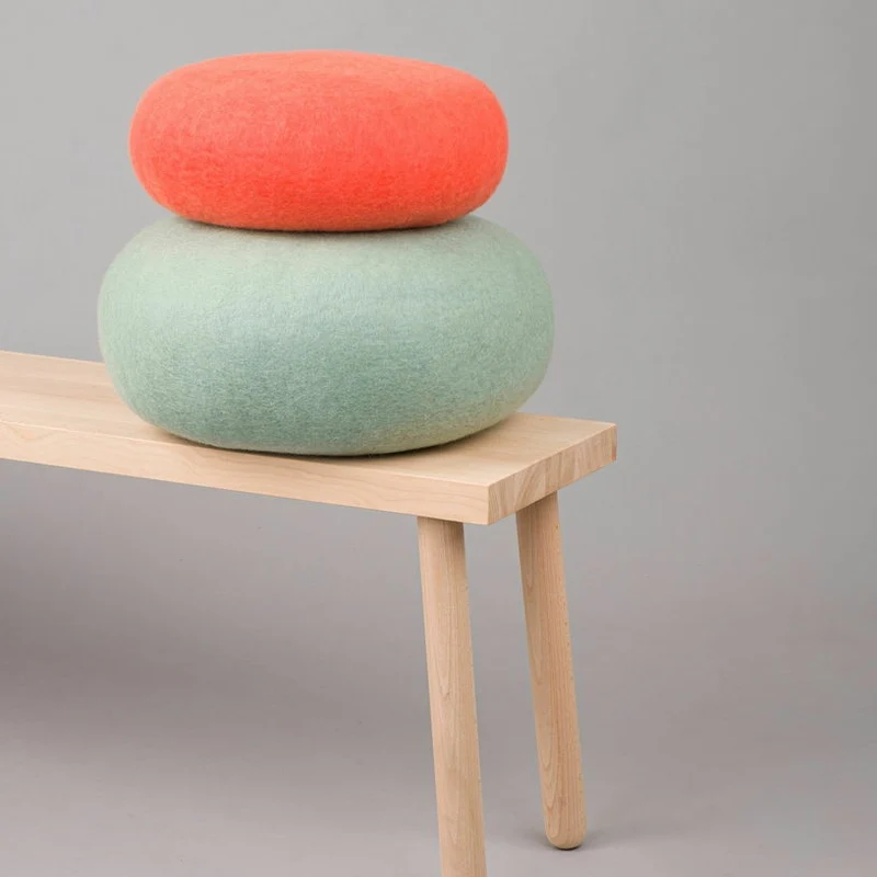 Petit pouf rond en laine corail S Felix - myfelt