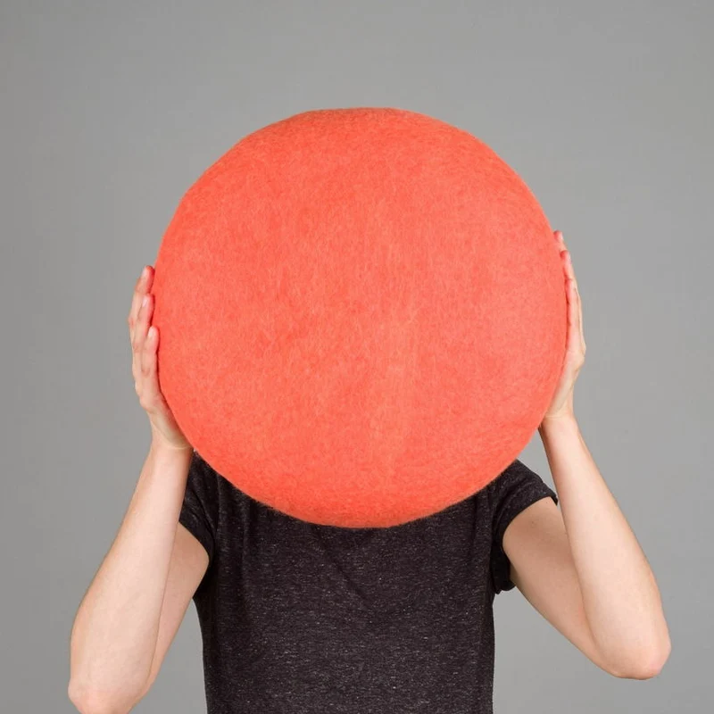 Petit pouf rond en laine corail S Felix - myfelt