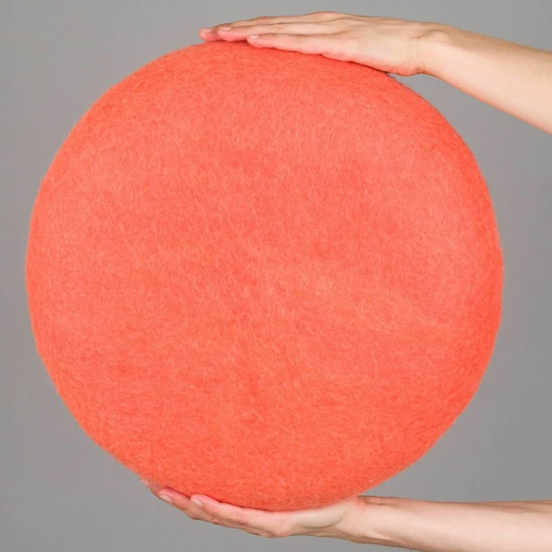 Petit pouf rond en laine corail S Felix - myfelt