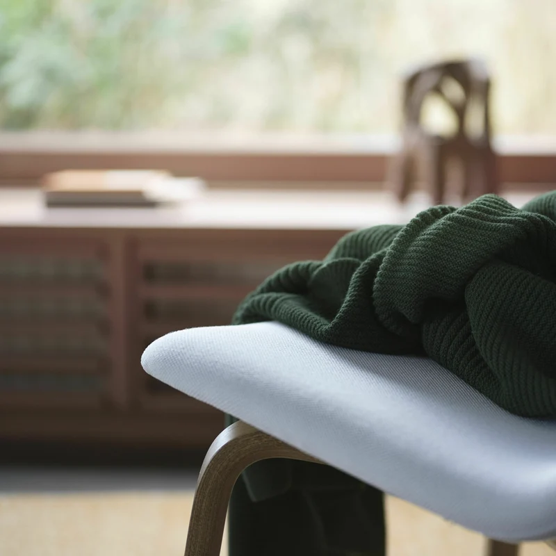 Fauteuil gris et bois laqué Visu - Muuto