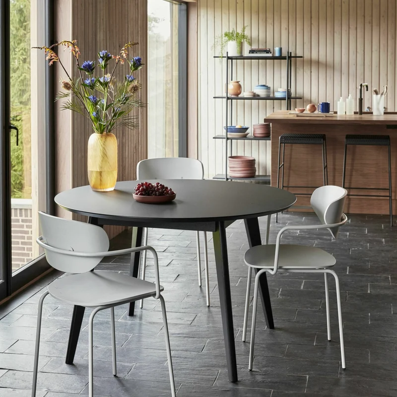 Table à manger ronde 120 cm en bois noir - Hübsch