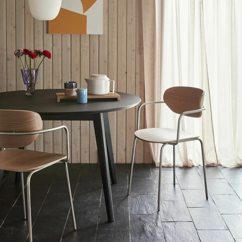 Table à manger ronde 120 cm en bois noir - Hübsch