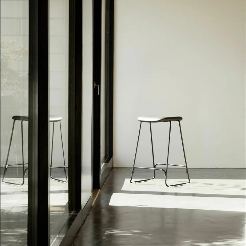 Tabouret de bar 65 cm en chêne noir et métal argenté Just noir/ Chrome - Normann Copenhagen