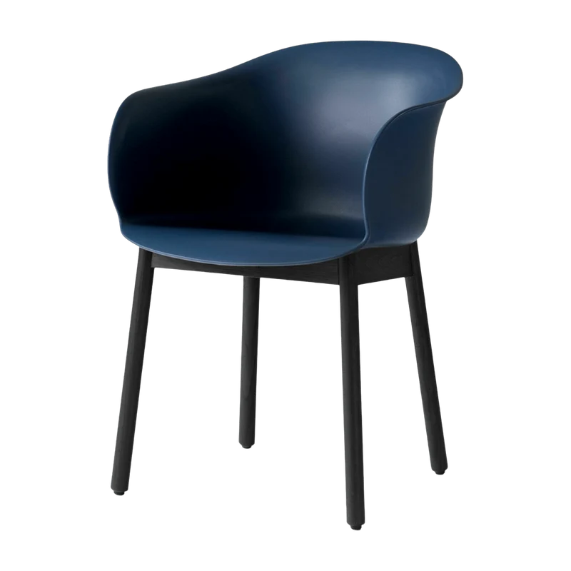 Chaise bleu piétement en bois de chêne noir JH30 - &tradition