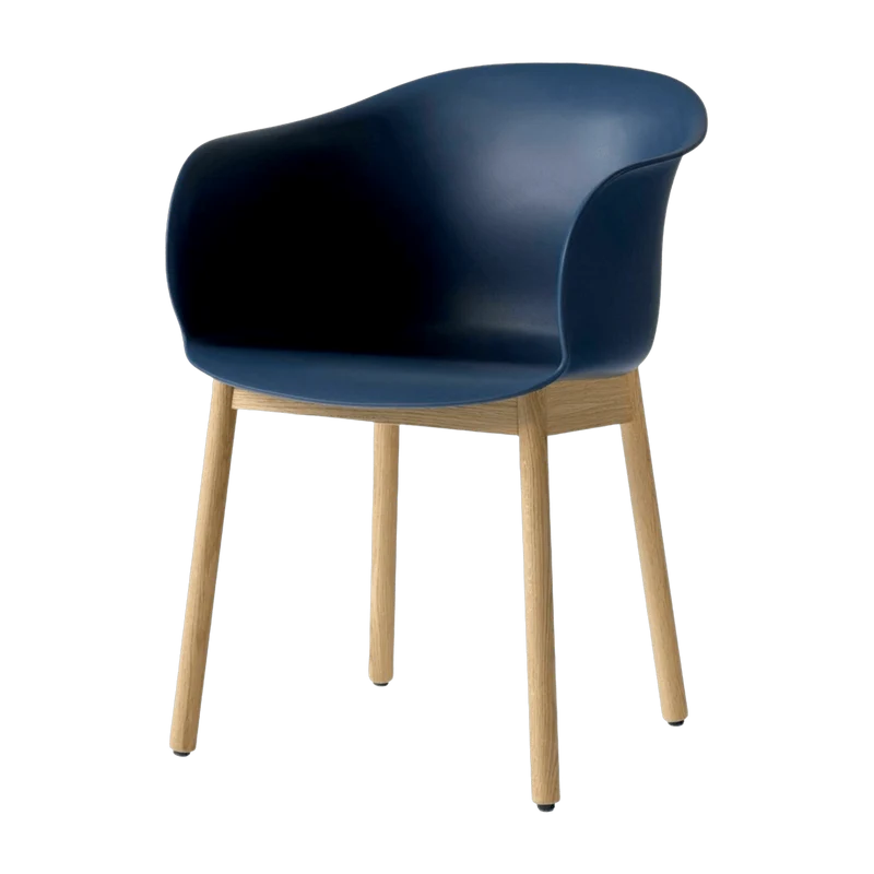 Chaise bleu piétement en bois de chêne JH30 - &tradition