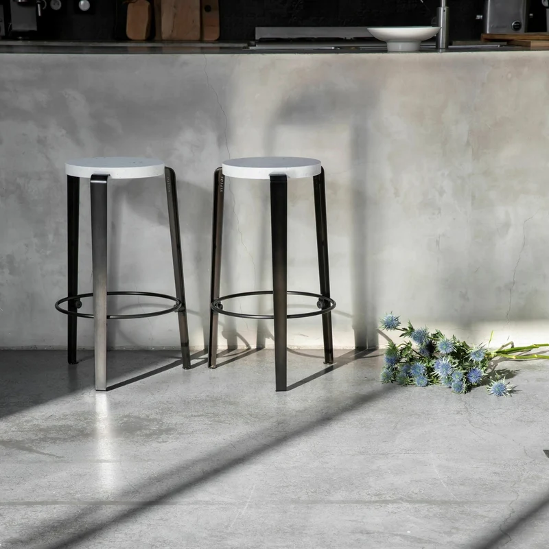 Tabouret de bar en plastique recyclé blanc et pieds noir graphite MI LOU VENEZIA - TIPTOE