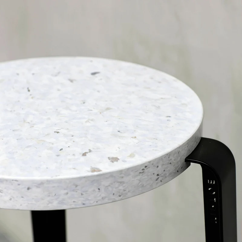 Tabouret de bar en plastique recyclé blanc et pieds noir graphite MI LOU VENEZIA - TIPTOE