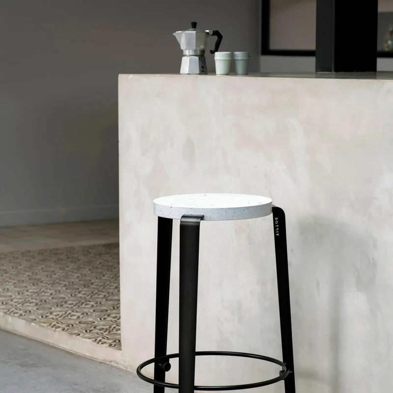 Tabouret de bar en plastique recyclé blanc et pieds noir graphite MI LOU VENEZIA - TIPTOE