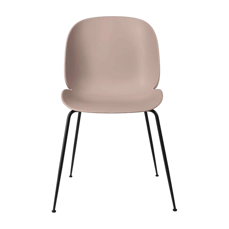 Chaise rose piétement en métal noir Beetle - Gubi