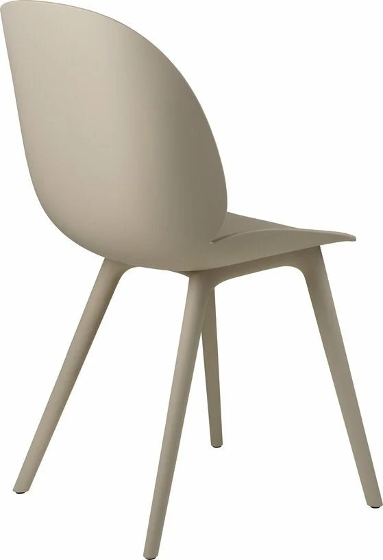 Chaise extérieure en plastique beige Beetle - Gubi