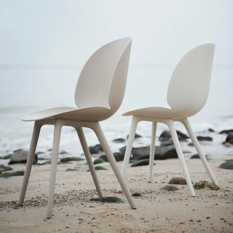 Chaise extérieure en plastique beige Beetle - Gubi