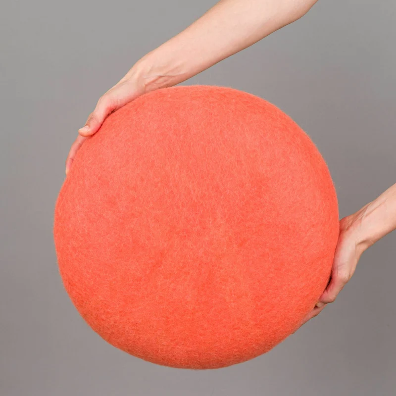 2 Poufs en laine corail et turquoise-gris Felix et Fine - myfelt