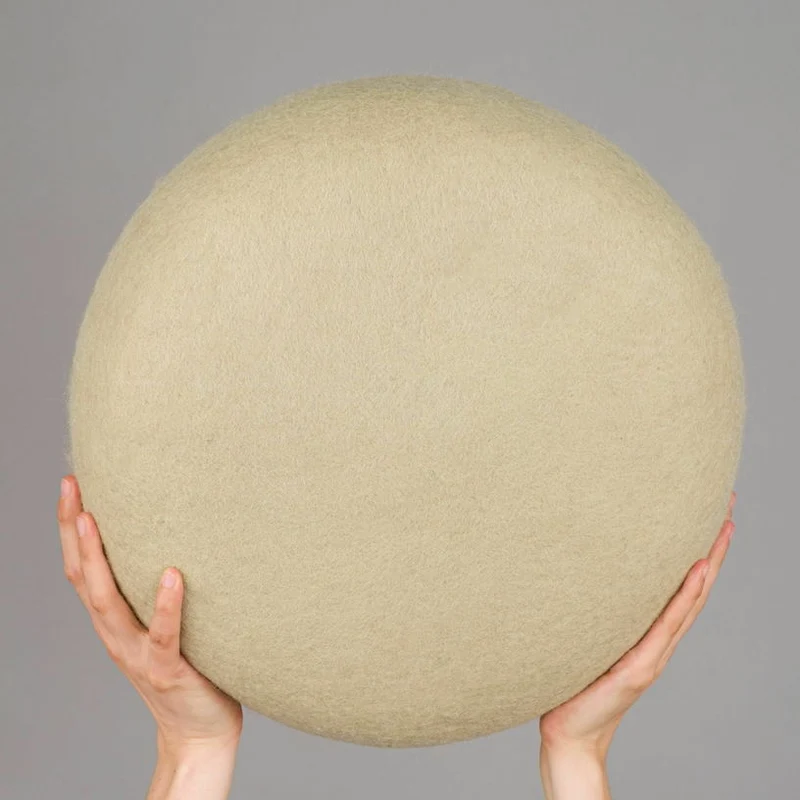 Pouf rond en laine vert-beige S Lutz - myfelt