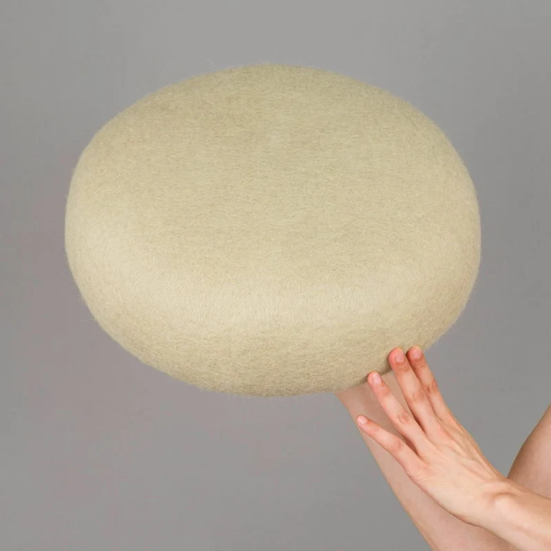 Pouf rond en laine vert-beige S Lutz - myfelt