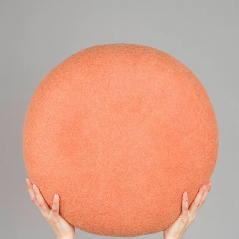 2 Poufs en laine vert-beige et saumon Lutz et Lea - myfelt