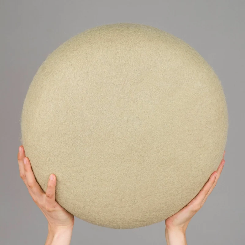 2 Poufs en laine vert-beige et saumon Lutz et Lea - myfelt