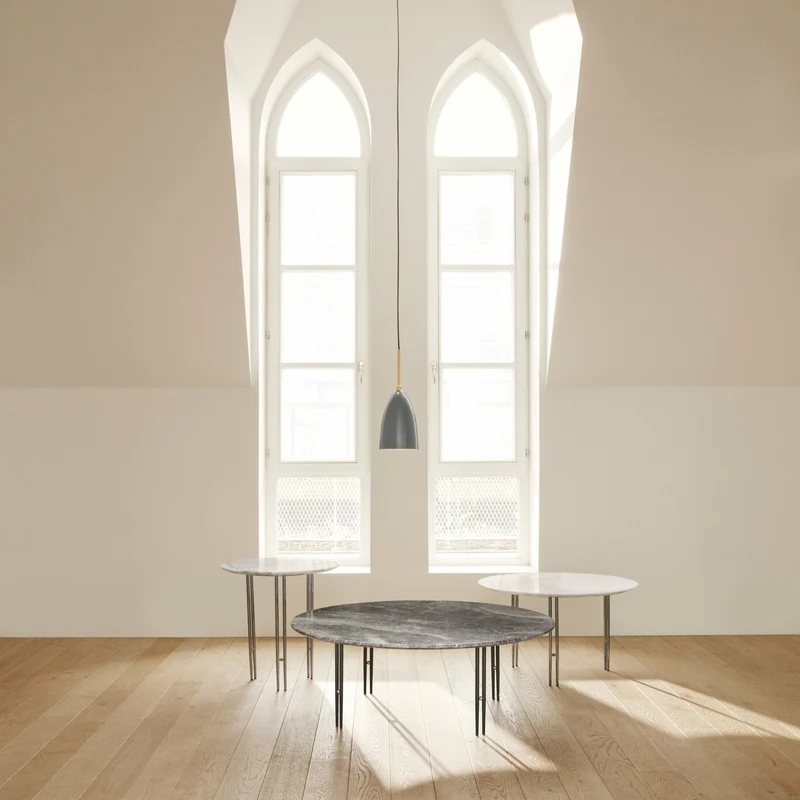 Table basse ronde en marbre blanc et base en laiton noire 70 cm IOI - Gubi