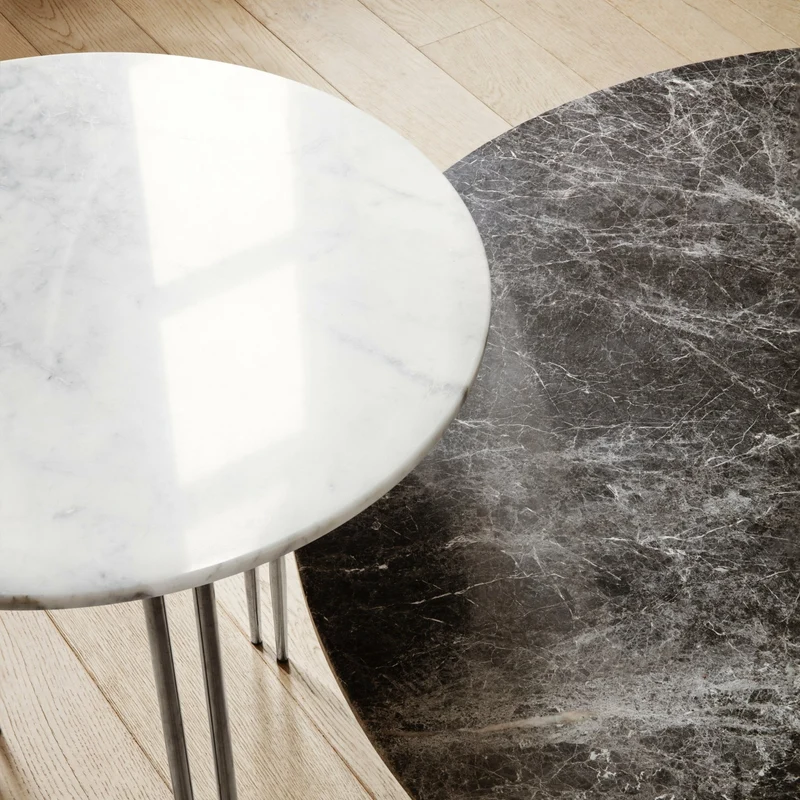 Table basse ronde en marbre blanc et base chromée 70 cm IOI - Gubi