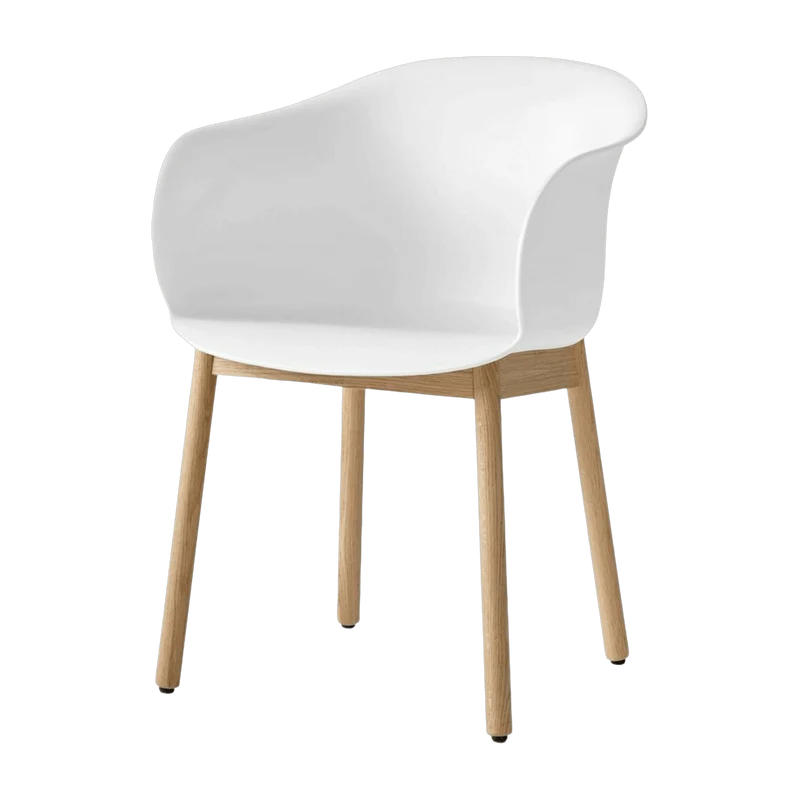 Chaise blanche piétement en bois de chêne JH30 - &tradition